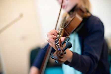 在私人工作室练习小提琴的女孩图片