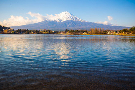 春季在川口子湖的富士山富士山是日本图片