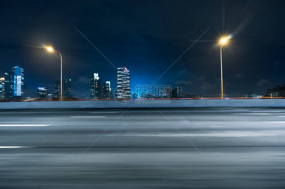 从空荡的道路看东京城市景观的夜景图片