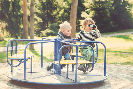 两个快乐的男孩在公园游乐图片