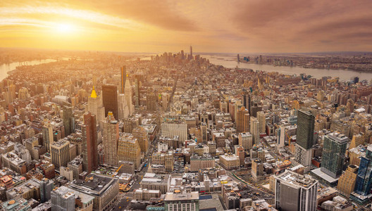 纽约市美国曼哈顿市中心新泽西州日落时与自由塔和布鲁克林桥搭起图片