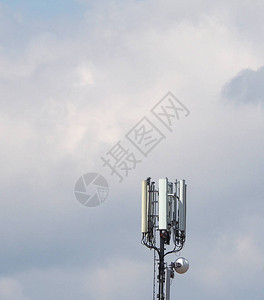通信塔无线电桅杆天线在蓝天上图片