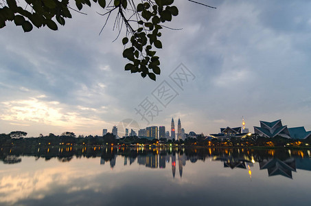 吉隆坡市在日出时对湖泊进行反省并出图片