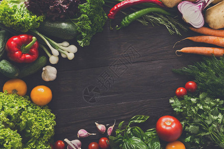 生木本底蔬菜健康天然食品与复制空间放在桌面上烹饪成分的顶视图食谱图片