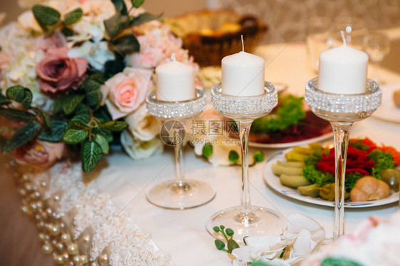 餐桌装饰有蜡烛和香槟粉红图片
