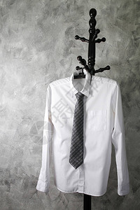 长袖白衬衫领带在垃圾背景上图片