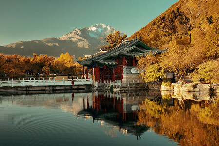 云南丽江的黑龙池背景图片