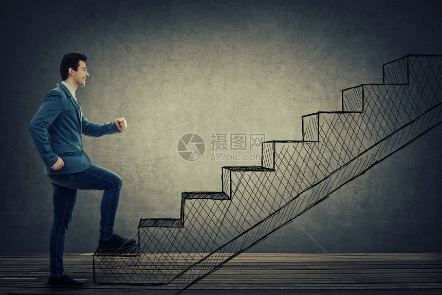 自信微笑的商人爬上富有想象力的楼梯野心概念机会和成功的途径职业阶梯上升图片