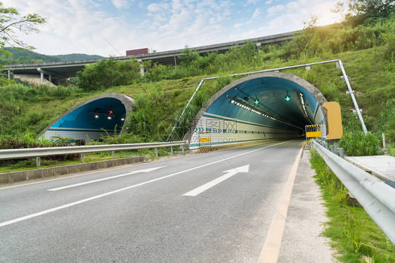 隧道的高速公路入口图片