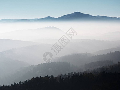 在山的风景日出图片