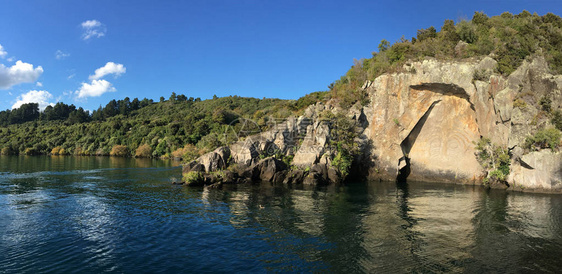 新西兰北岛Taupo湖毛利人岩石雕刻风景全观图片