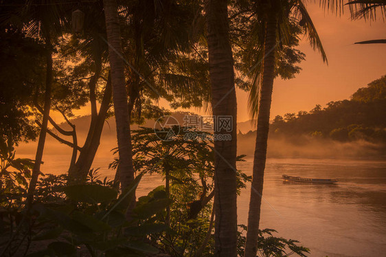湄公河风景在老挝以北的LuangPrabang镇图片