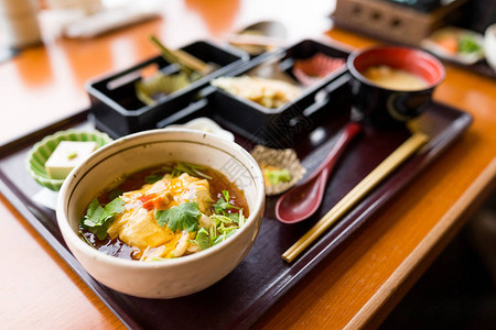 桌上的日本豆腐料理图片