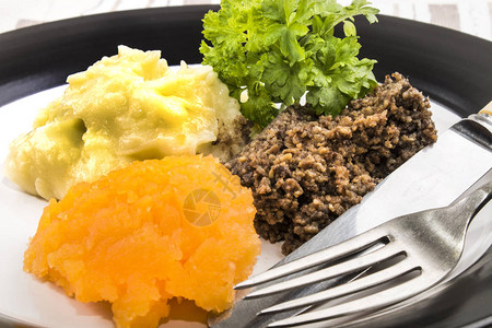 传统苏格兰菜土豆泥和马图片