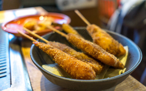 日本大阪一家餐厅的碗里的炸串图片