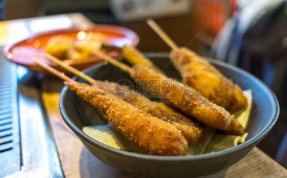 日本大阪一家餐厅的碗里的炸串图片