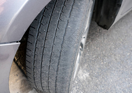 前轮胎或汽车轮胎严重磨损和光秃图片