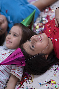 孩子们欢乐的庆祝派对吹口红面粉图片