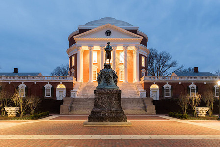 弗吉尼亚州夏洛茨维尔的弗吉尼亚大学在晚上托马斯杰斐逊于1819年创立了图片