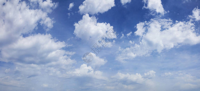 在蓝天背景的几朵云彩图片