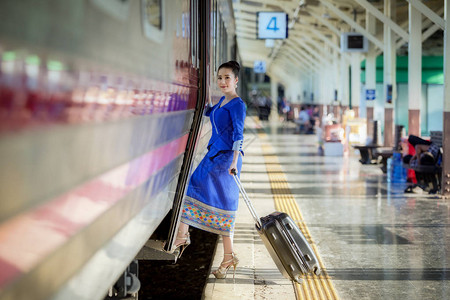 老挝妇女乘火车前往曼谷泰国AEC路线亚洲的HuaLamph背景图片