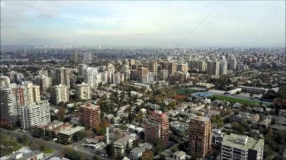 智利首都圣地亚哥的无人空中巡图片