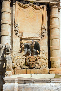 欧洲马耳他瓦莱塔圣乔治广场主岗楼前的雕塑和喷泉建筑设计师图片