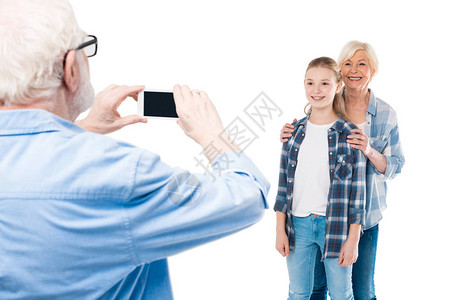 外祖父拍摄孙子和外祖母的照片在图片