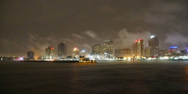 密西比河沿岸新奥尔良的雨雾夜景图片