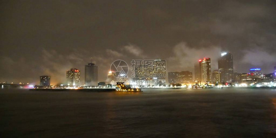 密西比河沿岸新奥尔良的雨雾夜景图片