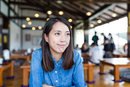 女人在餐厅享用美食图片