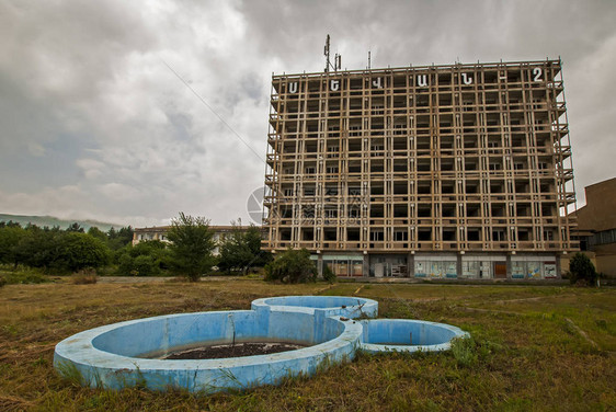 亚美尼亚Sevan度假镇的废弃旅馆亚美尼亚文中写着Se图片