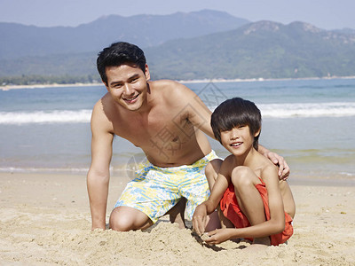 亚洲父亲和儿子在海图片