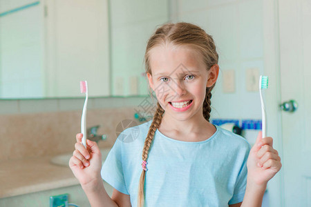 小女孩在浴室刷牙图片