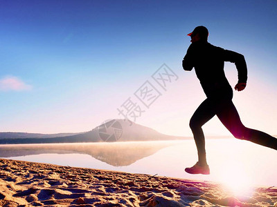 在海边黄昏时分奔跑的人赛跑运动员在海边跑步运动员健身剪影日出慢跑图片