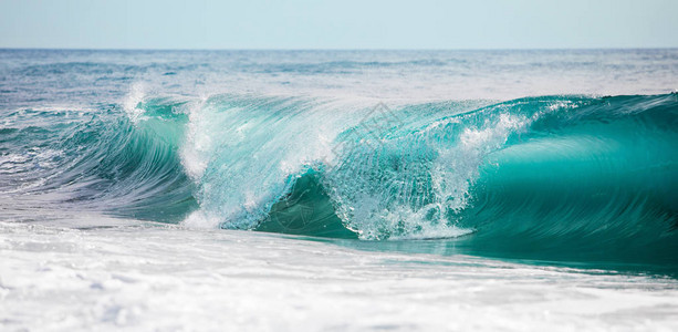 绿松石蓝色滚动波浪图片
