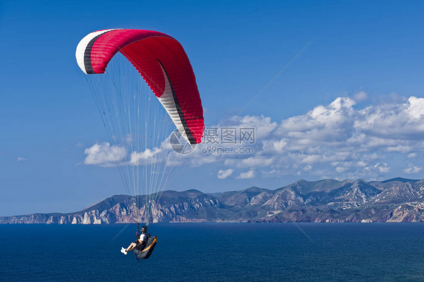 在蓝海上空的天空中漂浮着多彩的悬浮滑翔机图片