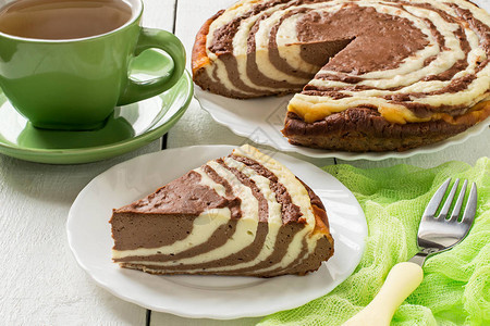 美味的自制巧克力蛋糕配奶酪斑马图片
