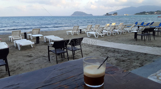 拉加纳斯海滩的咖啡和沙椅与马拉托尼西岛和卡米诺图片