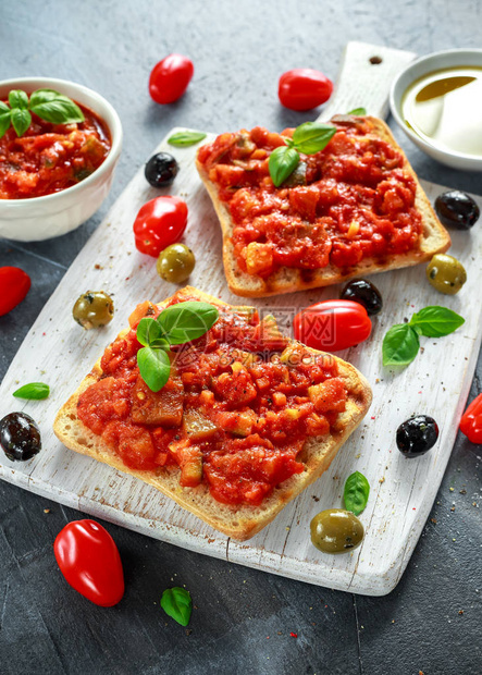 意大利新鲜自制的开胃菜布鲁谢塔图片