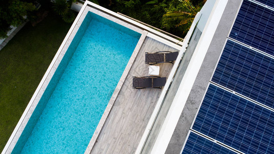 户外游泳池和别墅屋顶太阳能电池图片