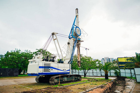 打桩机在现场建造房屋的施工机械图片