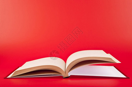 红色背景的书图片