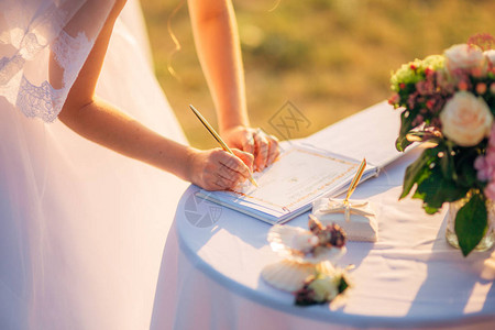 新婚夫妇在黑山举行的婚礼上签名登记结婚图片