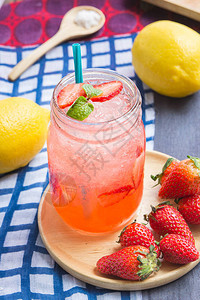 草莓柠檬汁图片