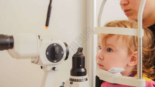 在眼科办公室接受医生诊治时一个小女孩图片