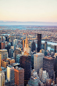 美国纽约曼哈顿中城东部的空中飞行皇后区大桥和三区大桥罗斯图片