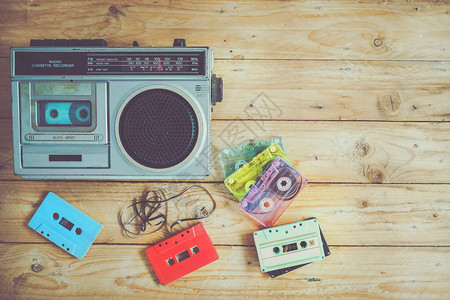 顶视图英雄标头复古磁带录音机乐的复古技术与木桌上的复古磁带盒复古图片