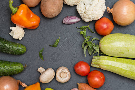 黑桌上的新鲜蔬菜饮食品概图片
