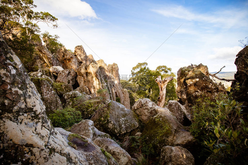 悬岩的热门旅游景点澳大利亚维多利亚州马其顿山脉顶上图片